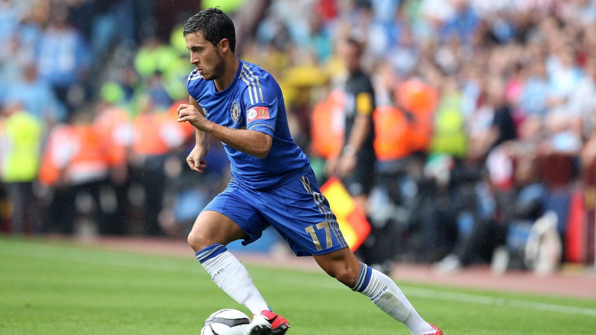 AYX体育官网-霍芬海姆球队在比赛中展现出色的进攻体系，取得胜利，霍芬海姆球迷站