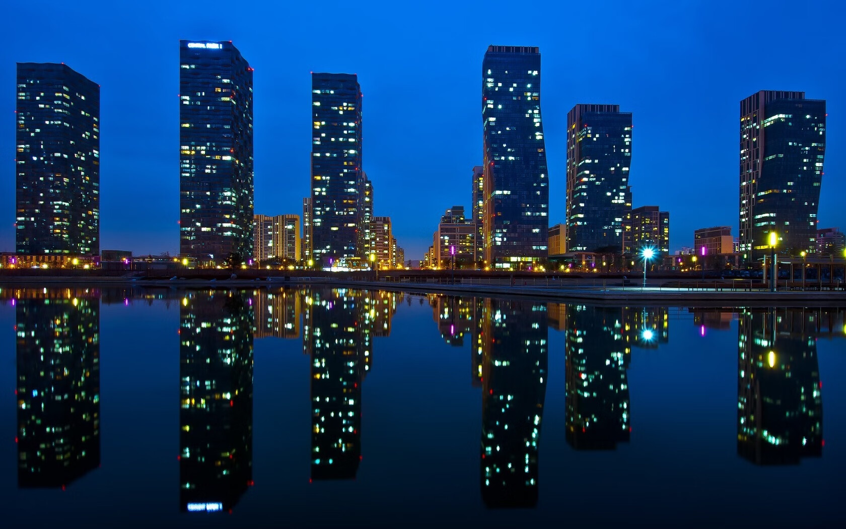 公牛教练带队回顾比赛录像强调攻守切换节奏，公牛教练组