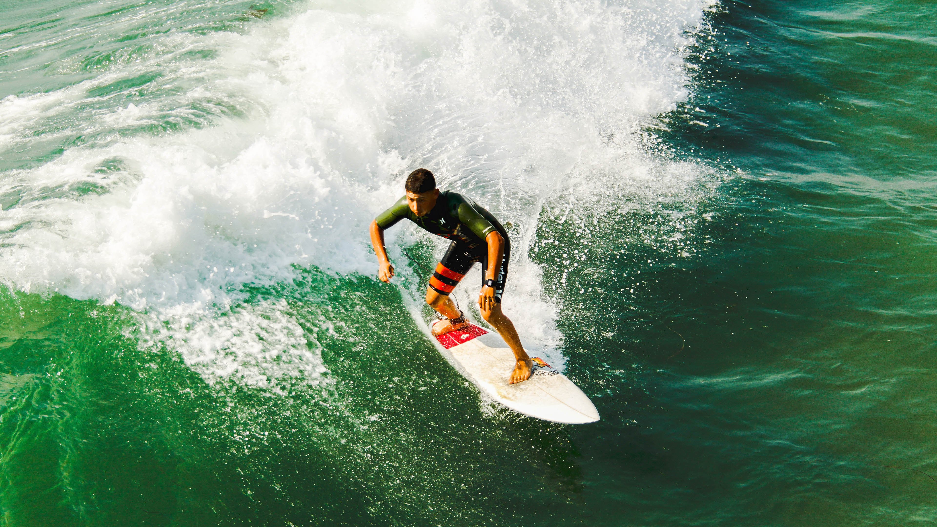 中美蝶泳前100米对比:美方领先更稳,美国百米蝶泳